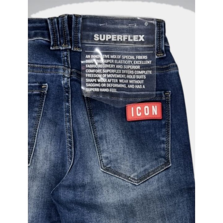 Dettaglio della patch rossa ICON e del cartellino Superflex