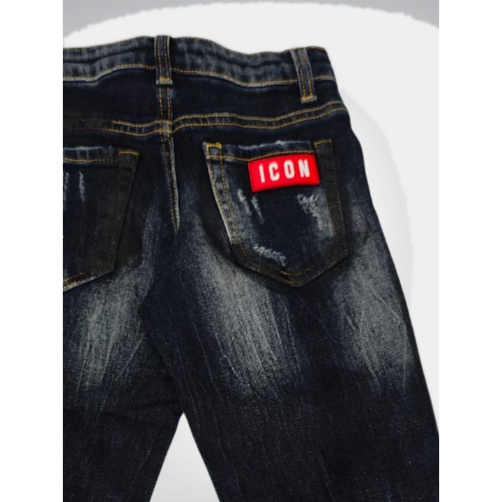 Dettaglio della patch rossa ICON sulla tasca posteriore