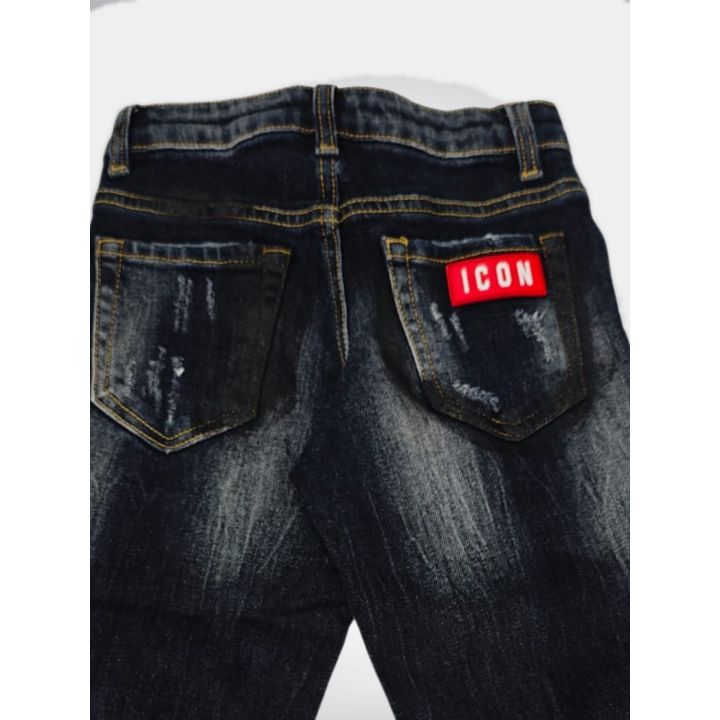 Dettaglio delle tasche posteriori e del lavaggio schiarito dei jeans neri