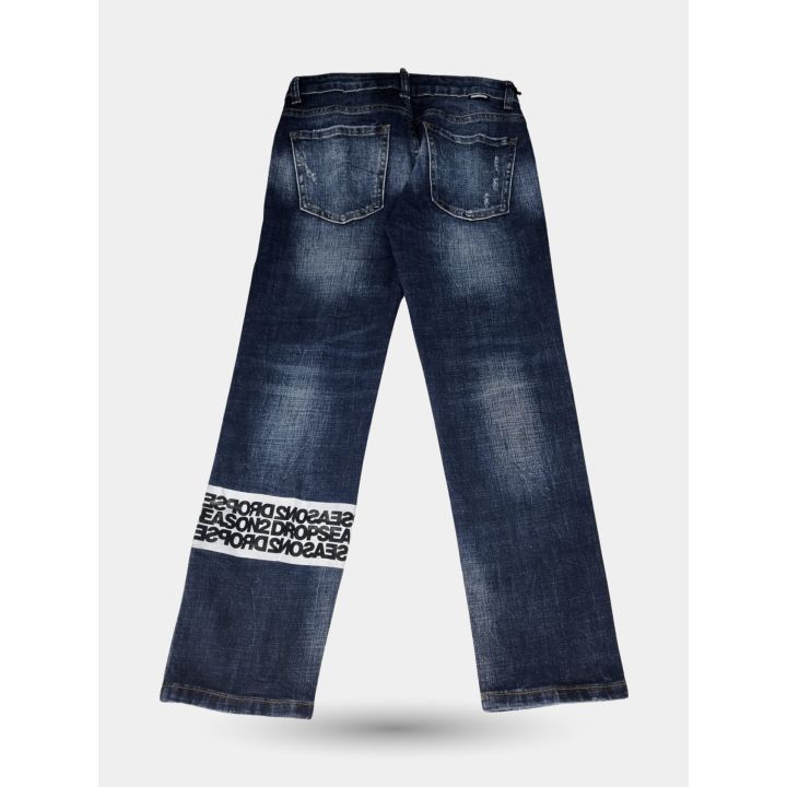 Retro dei jeans DS2 blu con banda e scritta Dropseason2 sulla gamba