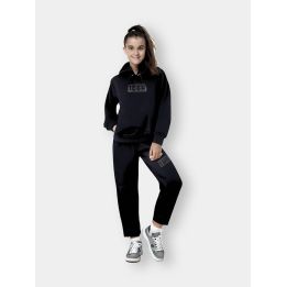 Tuta ICON nera indossata da una ragazza con felpa crop e pantalone