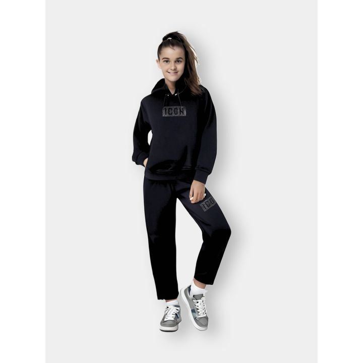 Tuta ICON nera indossata da una ragazza con felpa crop e pantalone