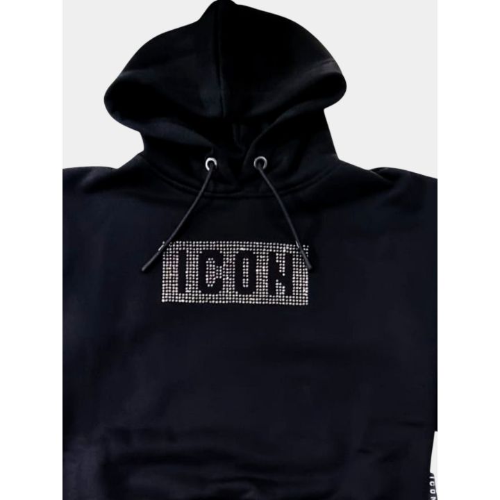 Dettaglio del logo ICON in strass sulla felpa nera