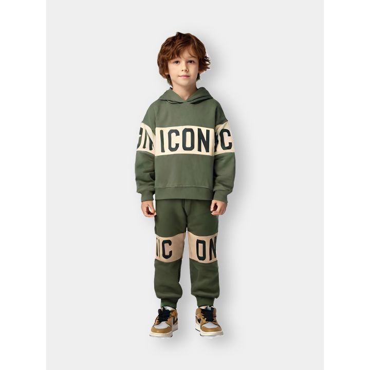 Tuta ICON verde muschio indossata da un bambino, con cappuccio e fascia beige