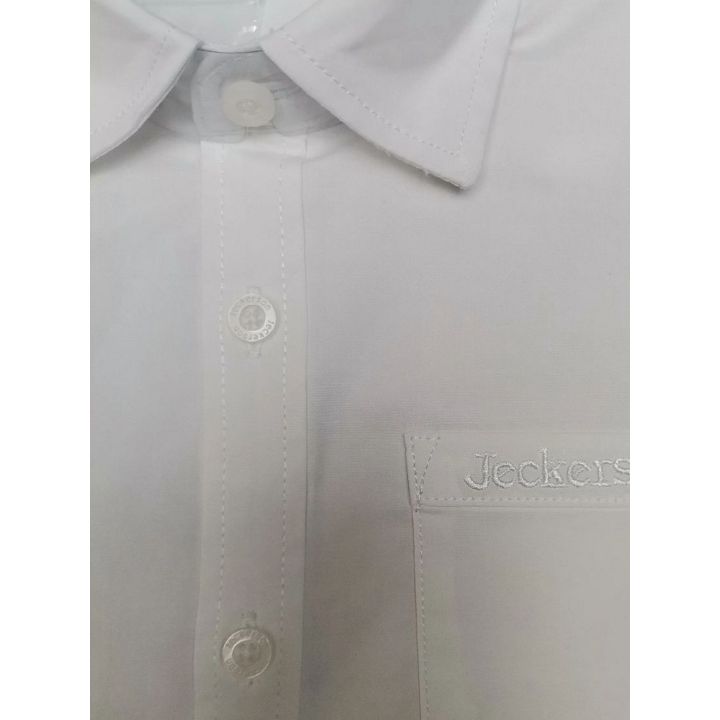 Dettaglio del colletto e dei bottoni della camicia bianca