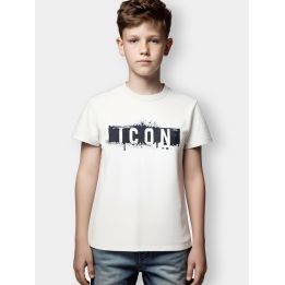 T-shirt ICON bianca indossata da un ragazzo con logo spray e schizzi neri