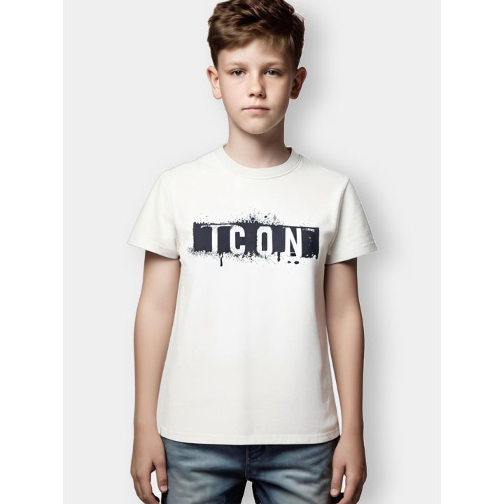T-shirt ICON bianca indossata da un ragazzo con logo spray e schizzi neri