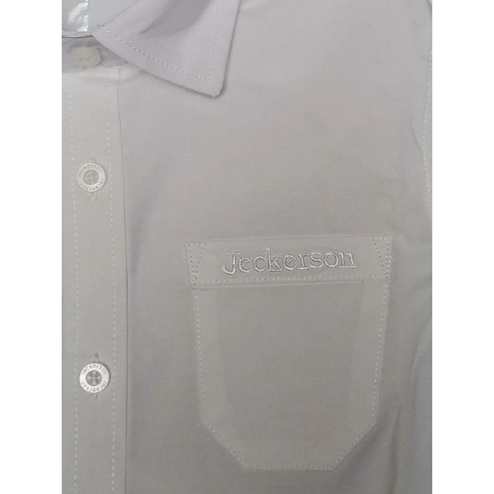 Scritta Jeckerson ricamata tono su tono sul taschino della camicia bianca