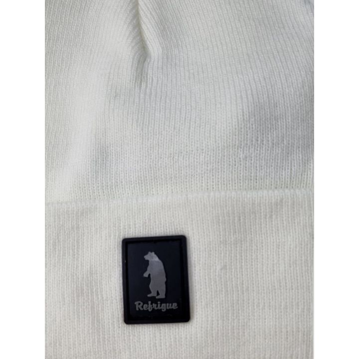 Dettaglio del risvolto del berretto bianco panna con la patch Refrigue