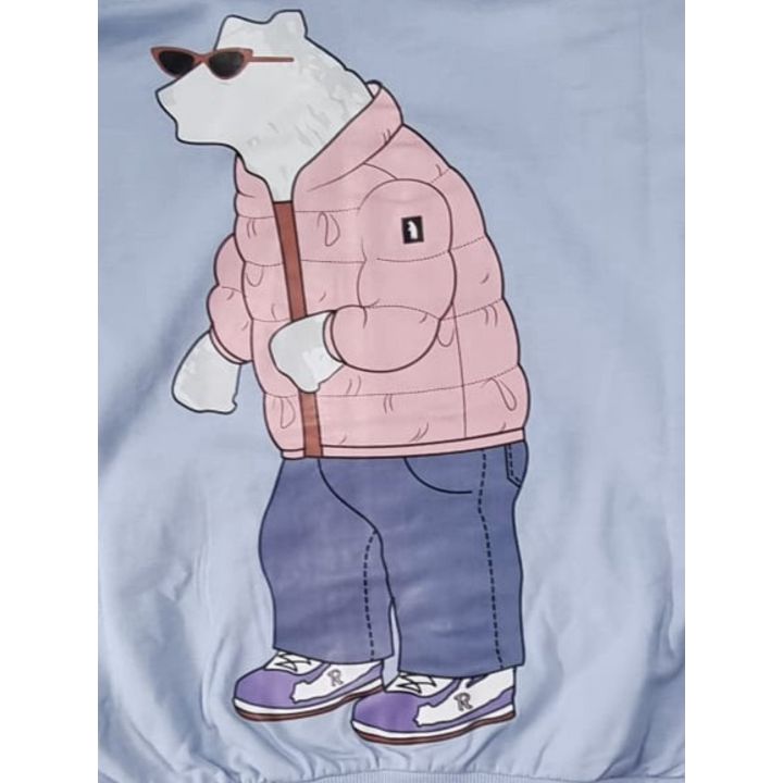 Dettaglio della stampa dell'orso con occhiali da sole, piumino rosa e sneakers