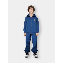 Tuta Refrigue blu indossata da un bambino, felpa con zip e pantalone