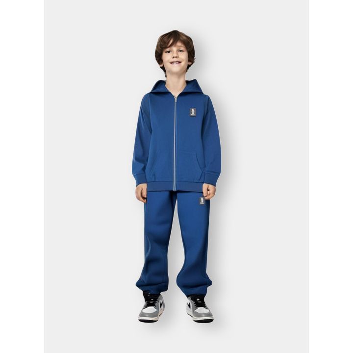 Tuta Refrigue blu indossata da un bambino, felpa con zip e pantalone
