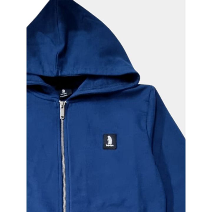 Dettaglio del cappuccio e della zip con la patch gommata Refrigue