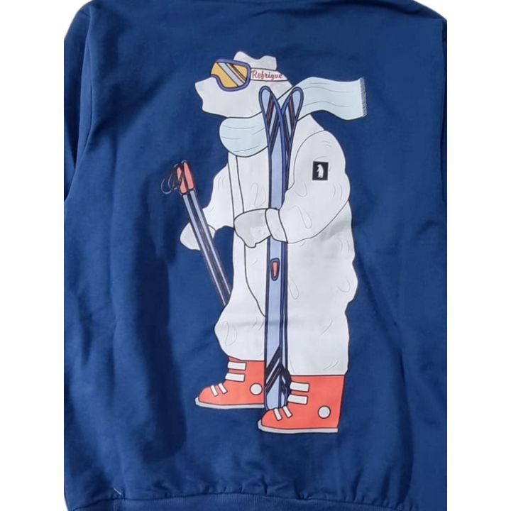 Retro della felpa blu con l'orso sciatore con maschera e scarponi rossi