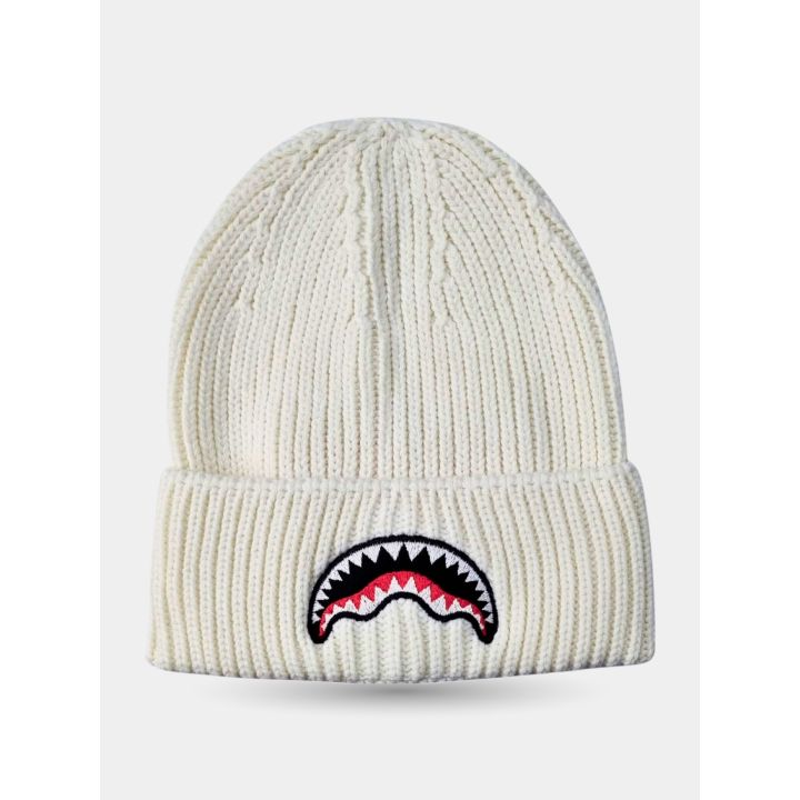 Cappello Sprayground bianco con risvolto vista frontale con squalo ricamato