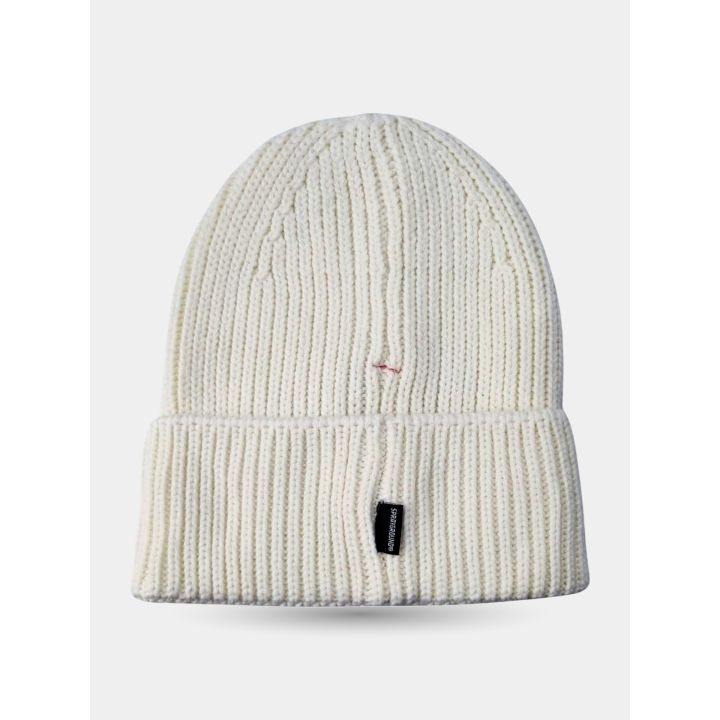Retro del cappello invernale bianco con etichetta sul risvolto