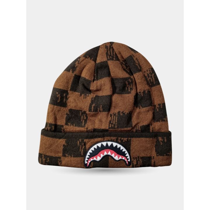Cappello Sprayground a scacchi marroni e neri vista frontale con squalo