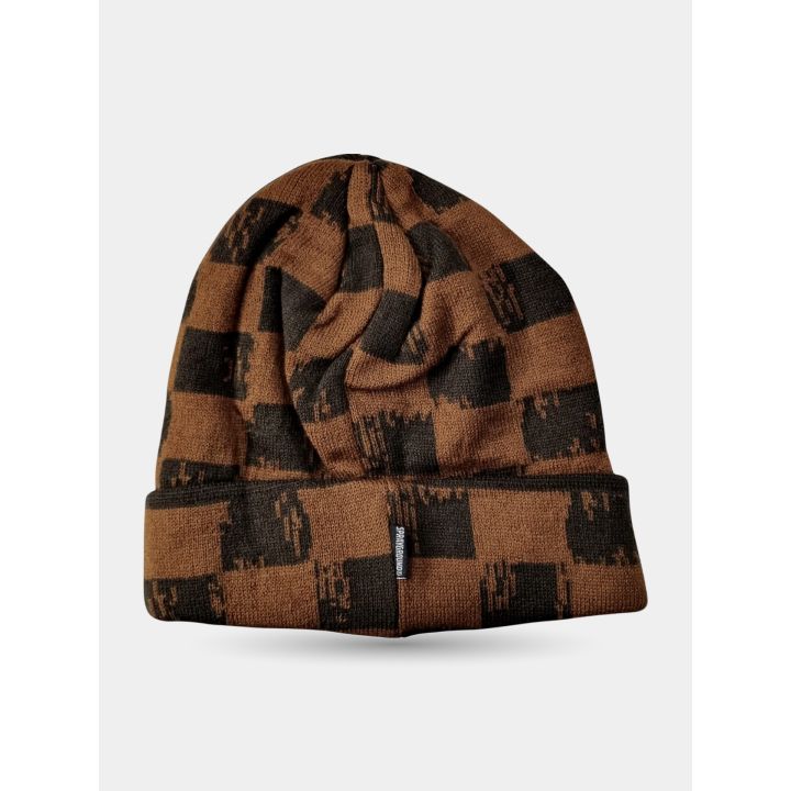 Retro del cappello invernale a scacchi marroni con etichetta