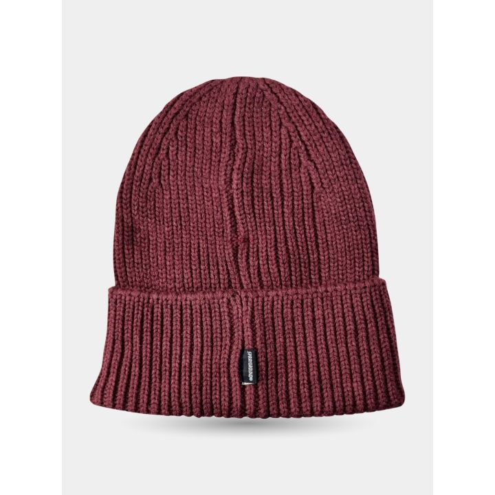 Retro del cappello invernale bordeaux con etichetta nera
