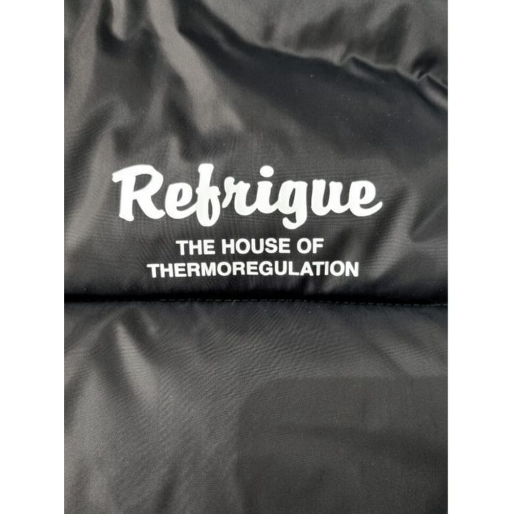 Dettaglio della scritta Refrigue The House of Thermoregulation sul retro