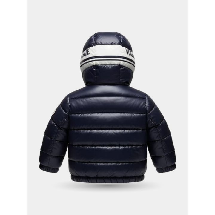 Retro del giubbotto blu navy con la banda bianca Refrigue sul cappuccio