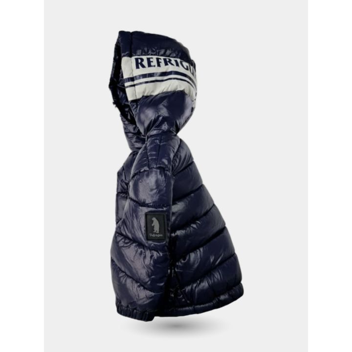 Vista laterale del giubbotto blu navy con la patch dell'orso sulla manica
