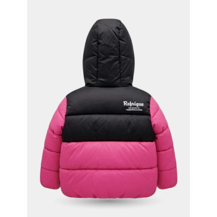 Retro del giubbotto fucsia e nero con la scritta Refrigue sulle spalle