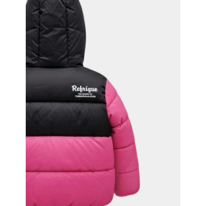 Dettaglio della scritta Refrigue sul retro nero e della manica fucsia