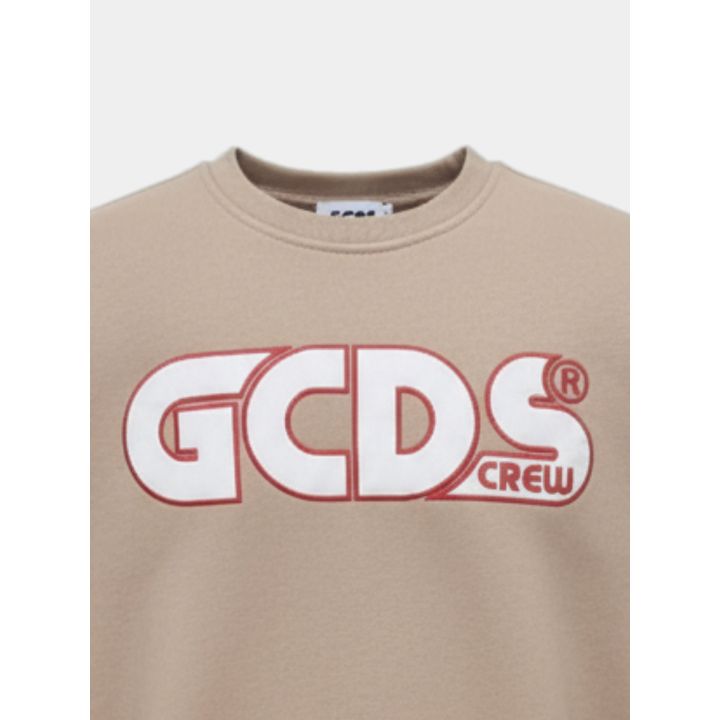 Dettaglio del maxi logo GCDS Crew bianco profilato di rosso