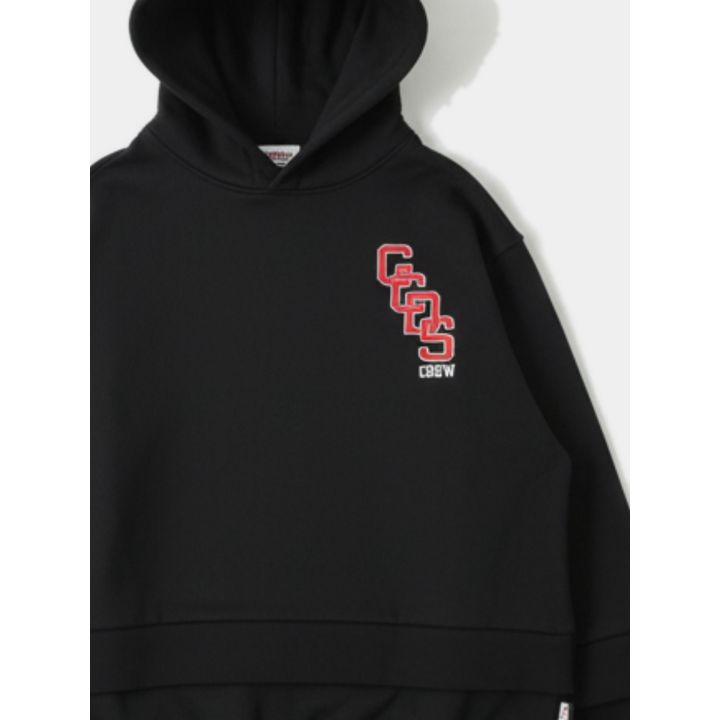 Dettaglio del logo GCDS Crew rosso a lettere verticali sul petto