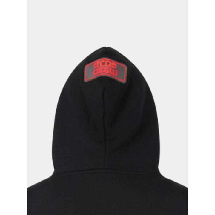Dettaglio del cappuccio con placca rossa e logo GCDS Crew