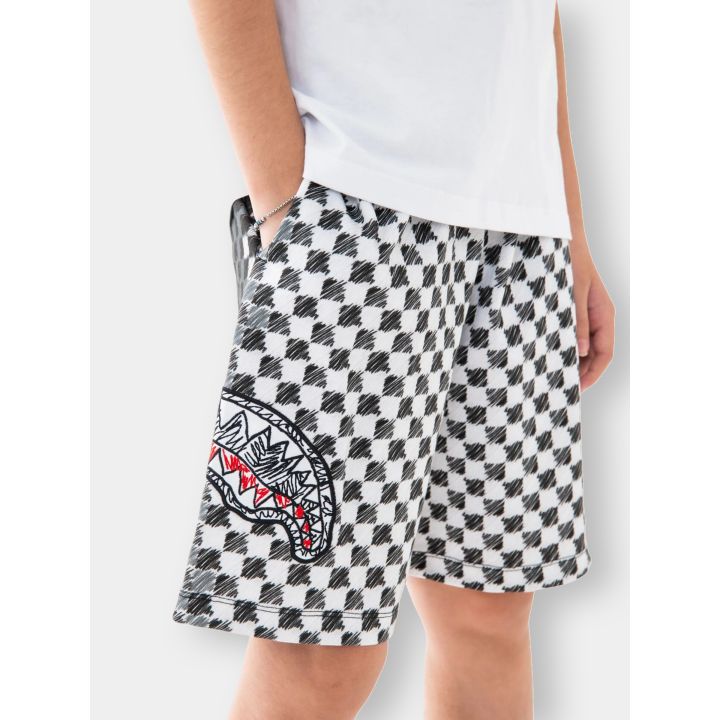 Pantaloncini Sprayground a scacchi indossati visti di fronte
