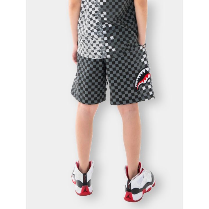 Pantaloncini a scacchi grigi indossati dal retro con la maglia coordinata