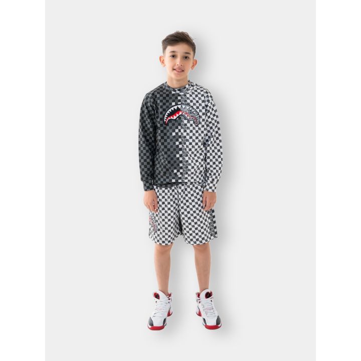 Maglia Sprayground a scacchi grigi indossata con i pantaloncini coordinati