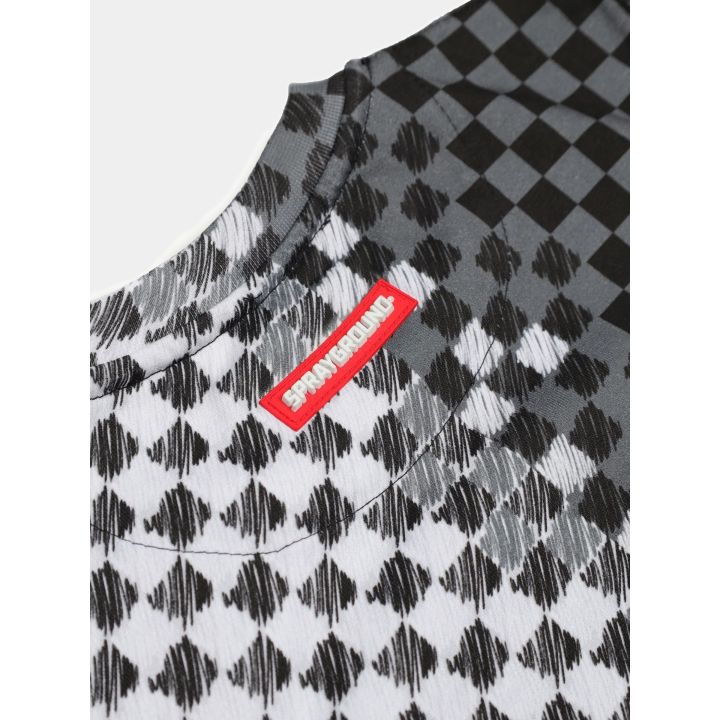 Dettaglio dell'etichetta rossa Sprayground sul retro del collo