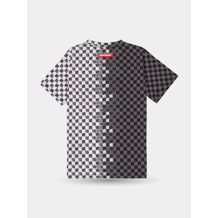 Retro della t-shirt a scacchi con le due metà invertite ed etichetta rossa