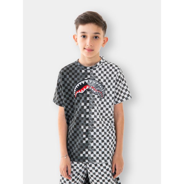 Bambino con la t-shirt a scacchi grigi e i pantaloncini coordinati