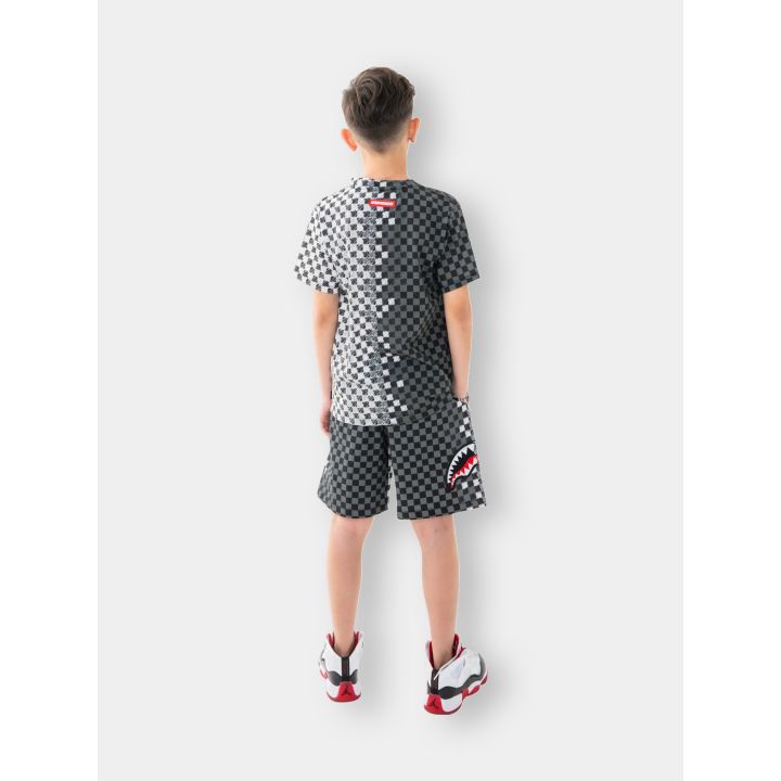 Bambino visto dal retro con t-shirt e pantaloncini a scacchi grigi