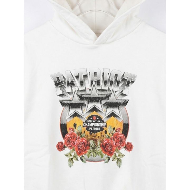 Dettaglio della stampa con logo Patriot cromato, tre stelle e rose rosse