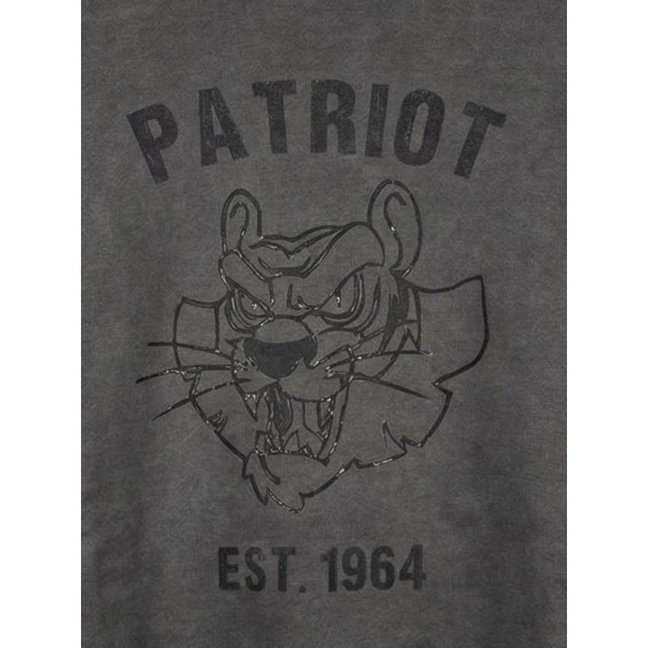 Dettaglio della stampa Patriot con il muso della tigre e la scritta Est. 1964