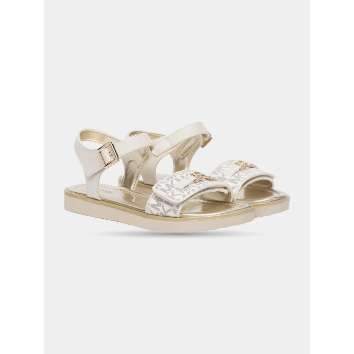 Sandali beige con zeppa vista di tre quarti e fascia a monogramma MK