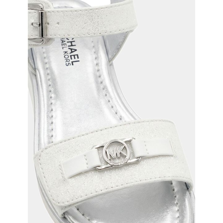 Dettaglio della fascia glitter bianca con il logo MK argento