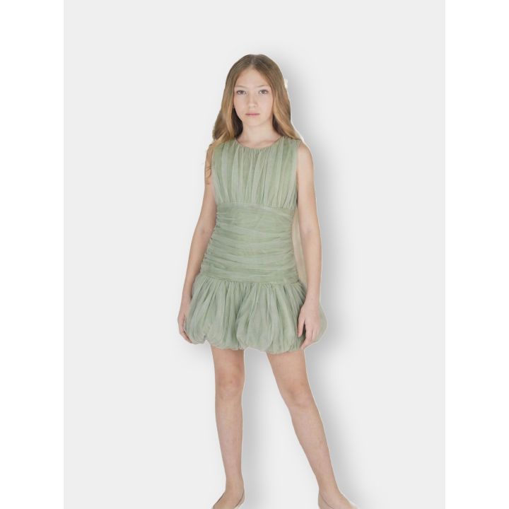 Abito da cerimonia in tulle verde indossato da una ragazza