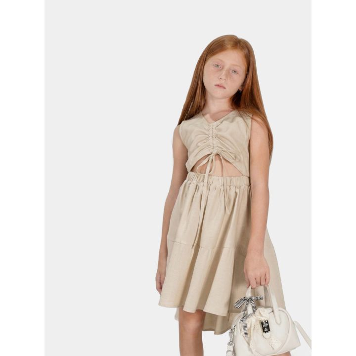 Abito FUN&FUN beige indossato da una ragazza con borsa bianca