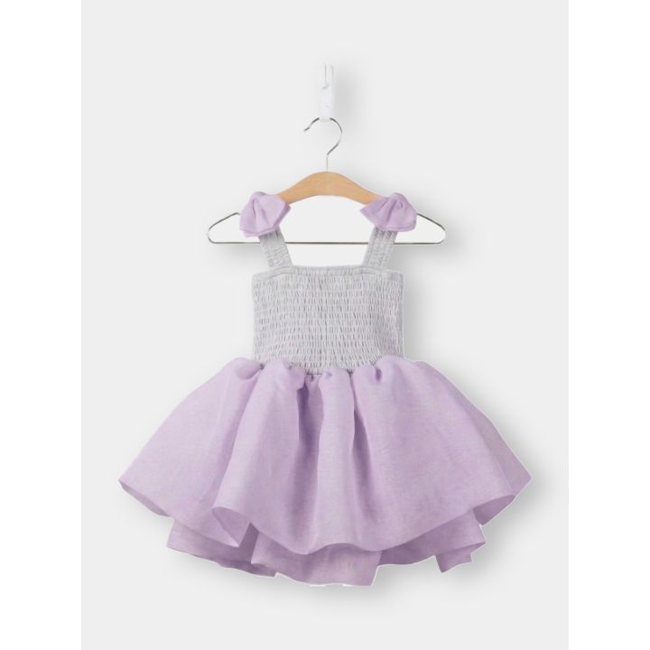 Abito lilla in tulle sulla gruccia con fiocchi sulle spalline