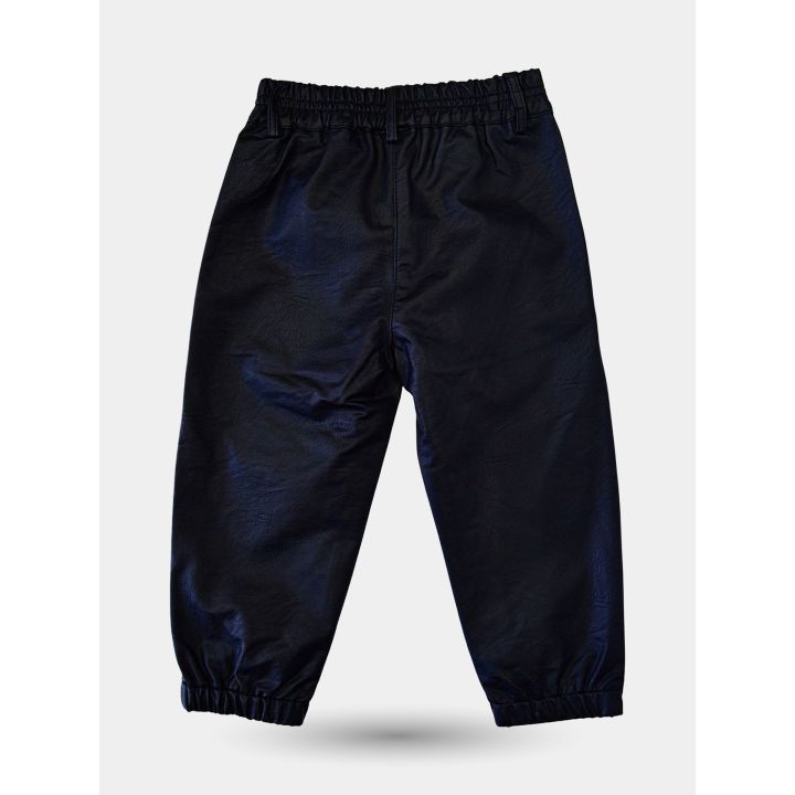 Retro dei pantaloni neri effetto pelle con fondo elastico alla caviglia
