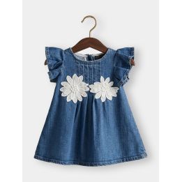 Abitino di jeans FUN&FUN da neonata vista frontale con fiori bianchi
