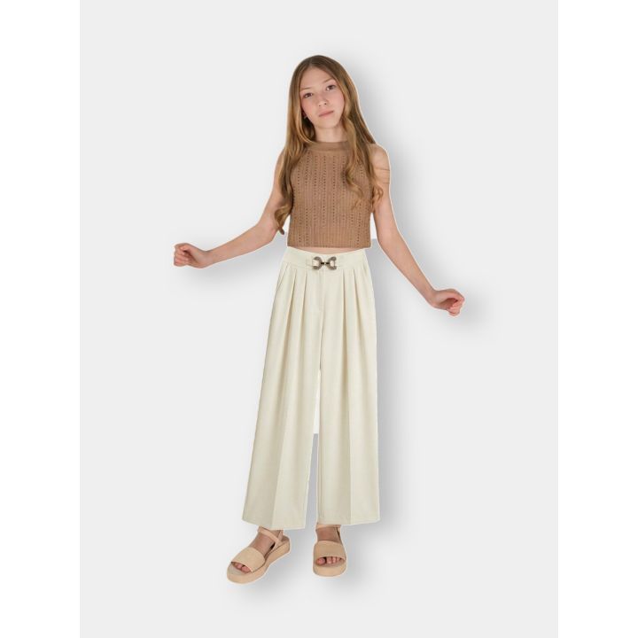Completo FUN&FUN indossato da una ragazza con top biscotto e pantalone panna