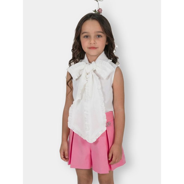 Completo FUN&FUN indossato da una bambina con camicia a fiocco e short rosa