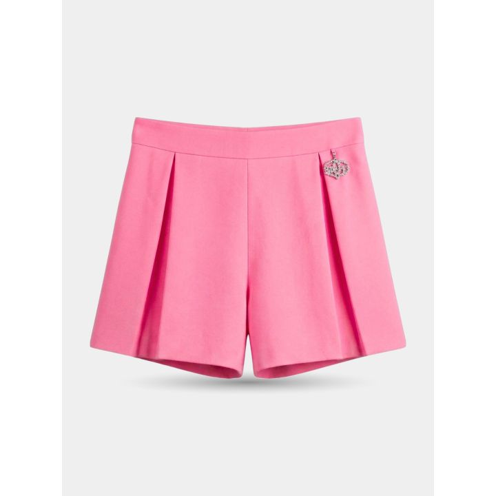 Short rosa con pieghe sul davanti e spilla gioiello a corona